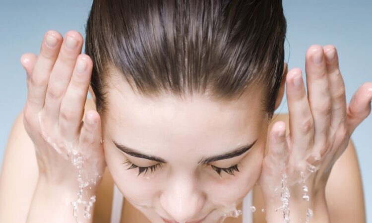 How to Clean Face With Face Wash Effectively?