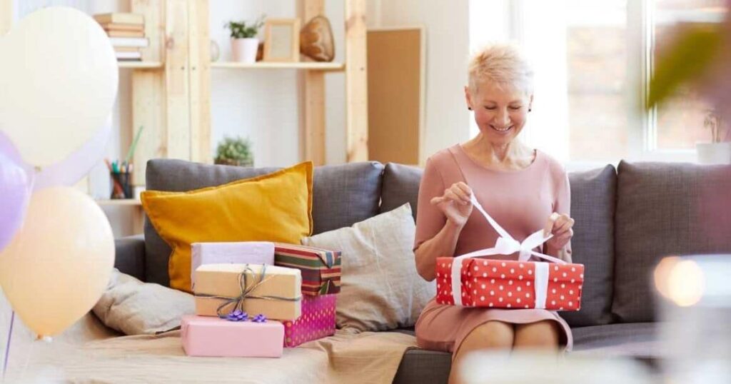 Tips for choosing the right gift for a mature lady